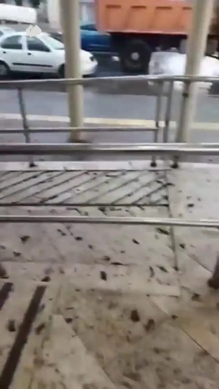 تگرگ سقف ورودی ایستگاه متروی مشهد را سوراخ کرد