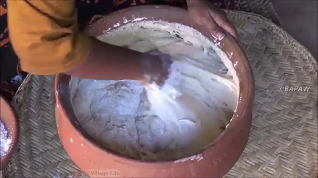 پخت نان با شیر وتخم مرغ به سبک بانوی روستایی هندی+فیلم