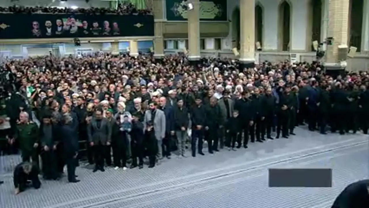  آغاز مراسم بزرگداشت شهدای خدمت در حسینیه امام خمینی(ره) با حضور رهبر انقلاب و مردم