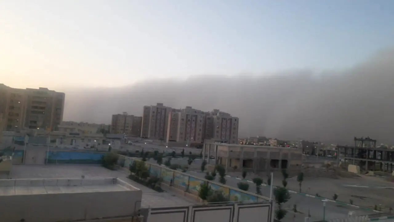 تصاویری از لحظه ورود طوفان شن به یزد + فیلم