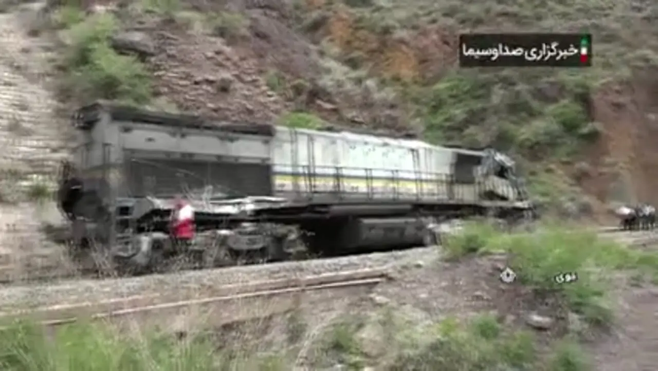 فیلم وحشتناک خروج قطار از ریل در مرز خوی با وان ترکیه