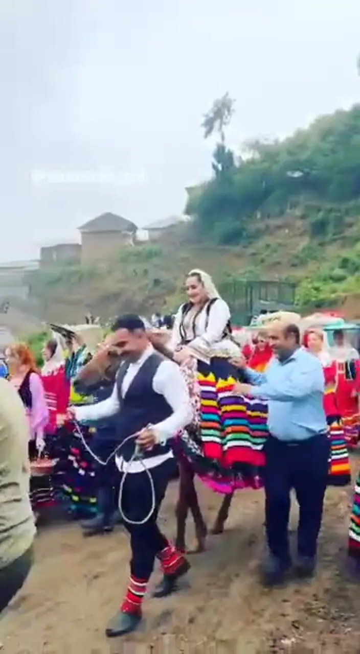 رقص محلی زنان روستا در مراسم عروسی دختر اسب سوار !