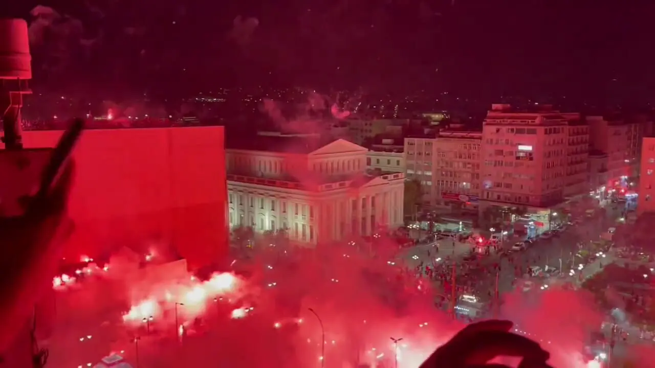  جشن دیدنی هواداران المپیاکوس پس از قهرمانی لیگ کنفرانس اروپا