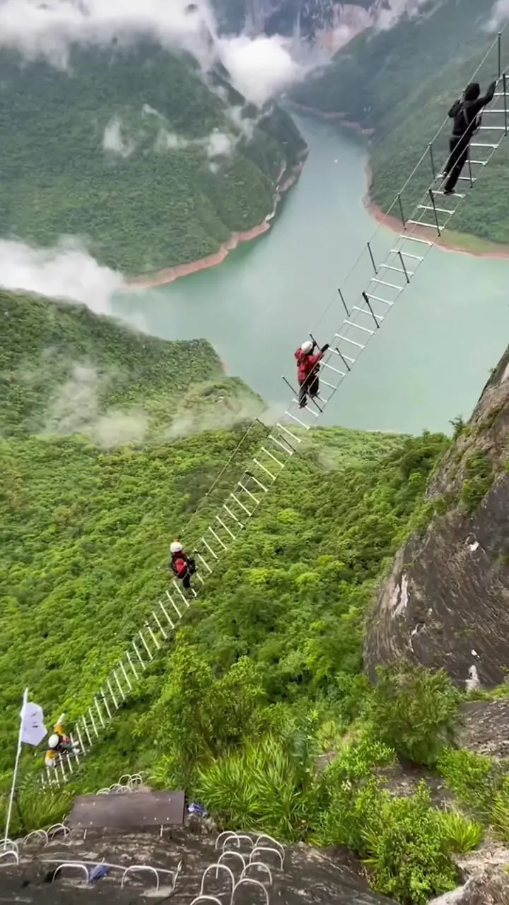 حیرت انگیزترین پلکان به سمت بهشت ​​در چین