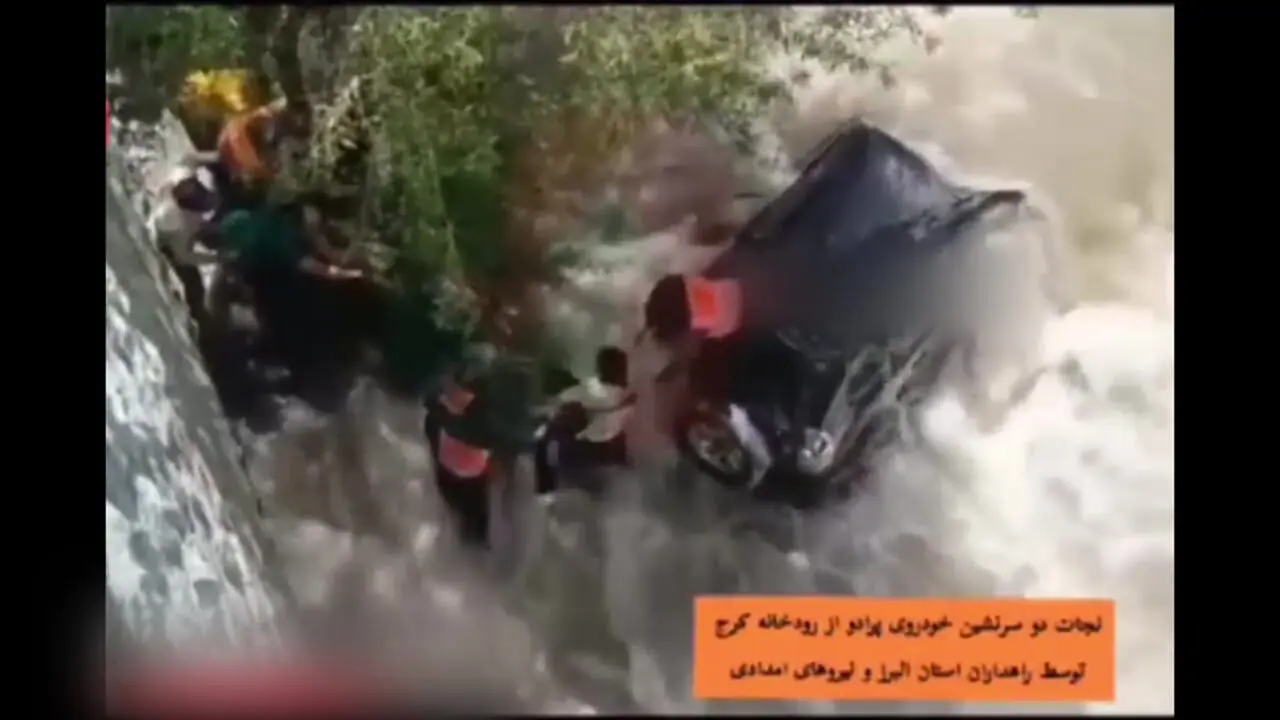 سقوط خودرو شاسی بلند در رودخانه جاده چالوس / دو سرنشین چگونه نجات پیدا کردند + فیلم