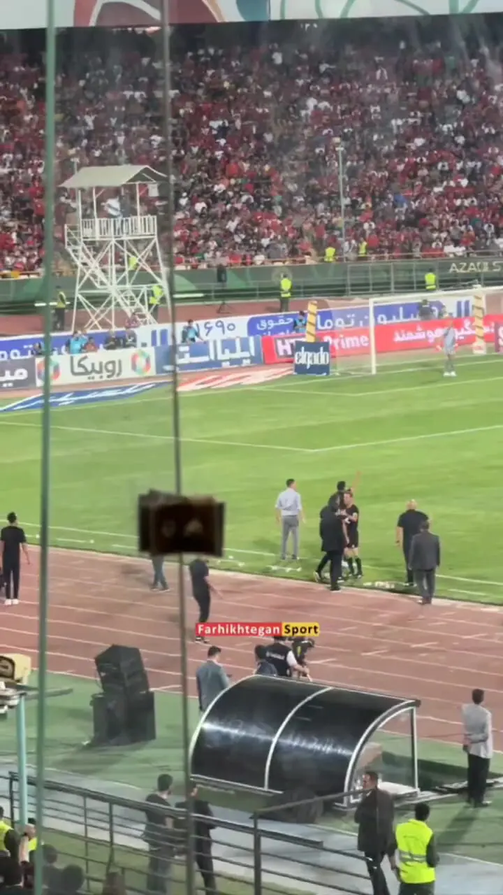 اعتراض بازیکنان پرسپولیس به داور