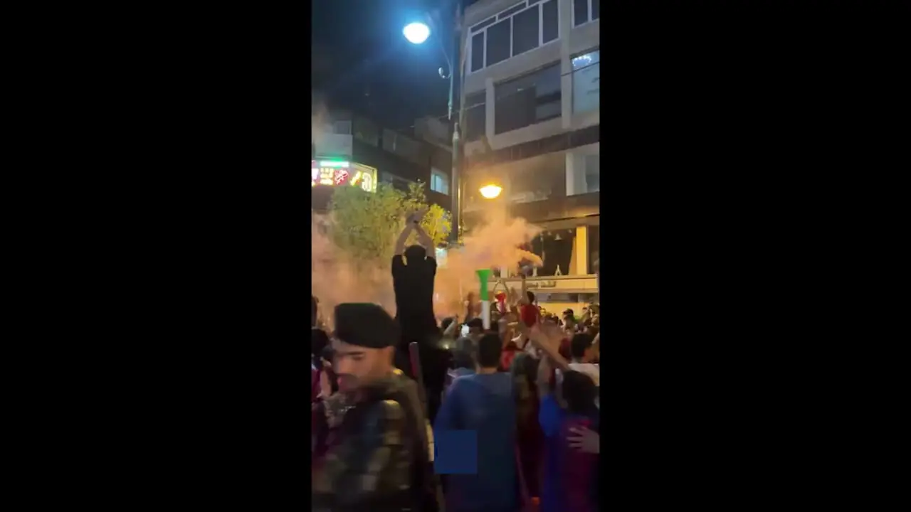 جشن قهرمانی پرسپولیسی‌ها در خیابان‌های تهران + فیلم 