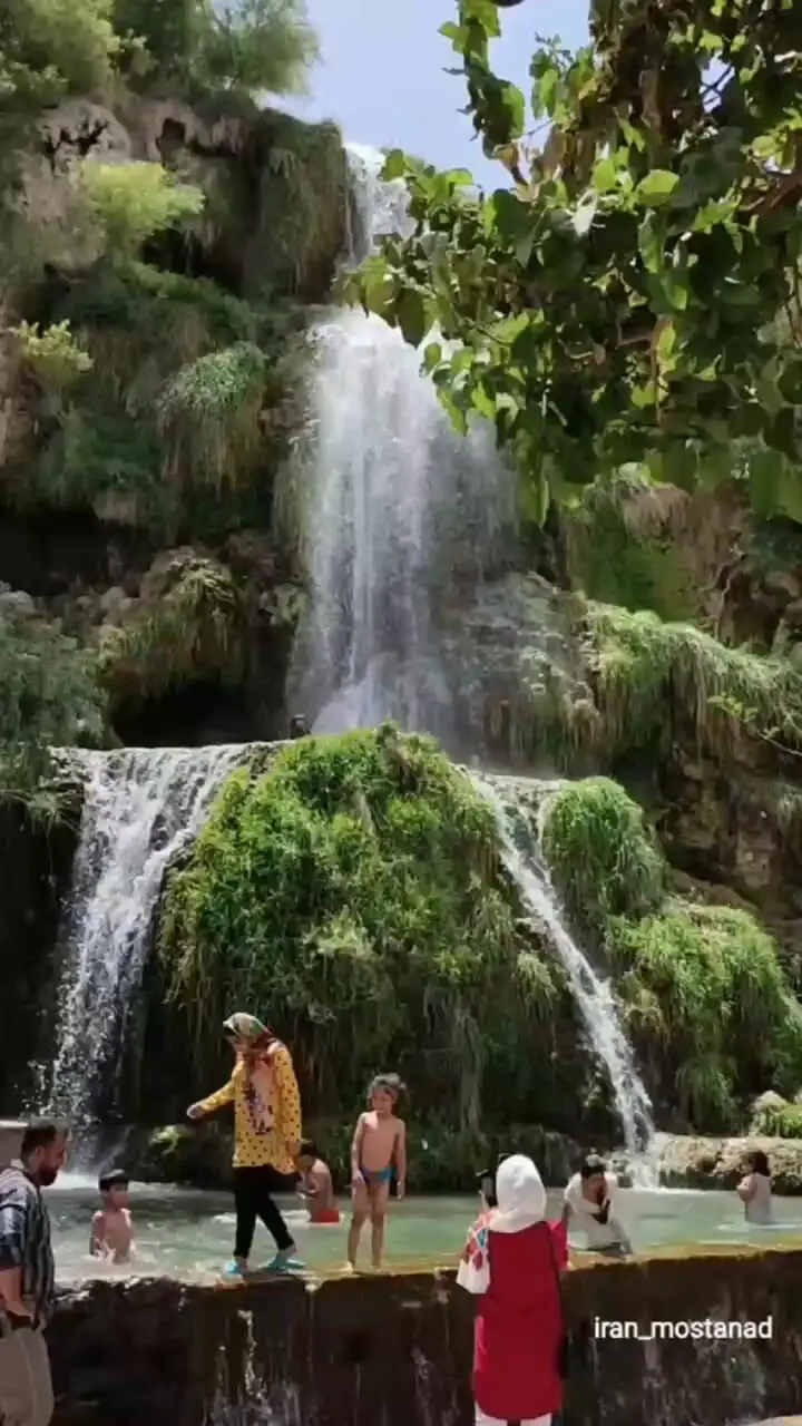 تفریح مسافران در کنار آبشار نیاسر کاشان