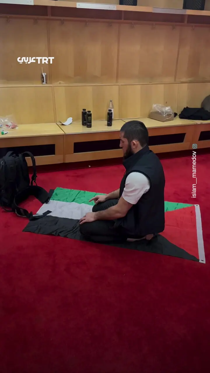 لحظه اقامه نماز توسط قهرمان ورزش UFC روی پرچم فلسطین!!!