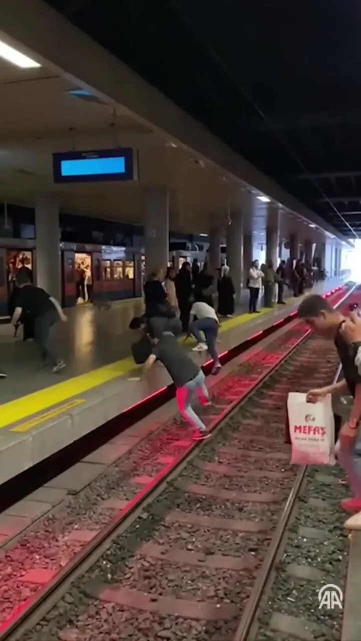 تصاویری از رفتار خطرناک و عجیب مسافران در ایستگاه مترو ترکیه