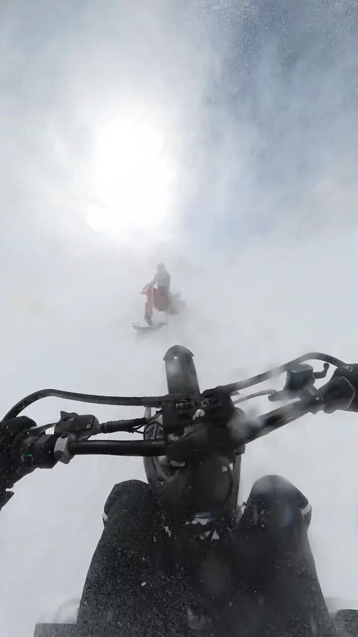 فیلم هیجان انگیز از موتورسواری در کوه برفی