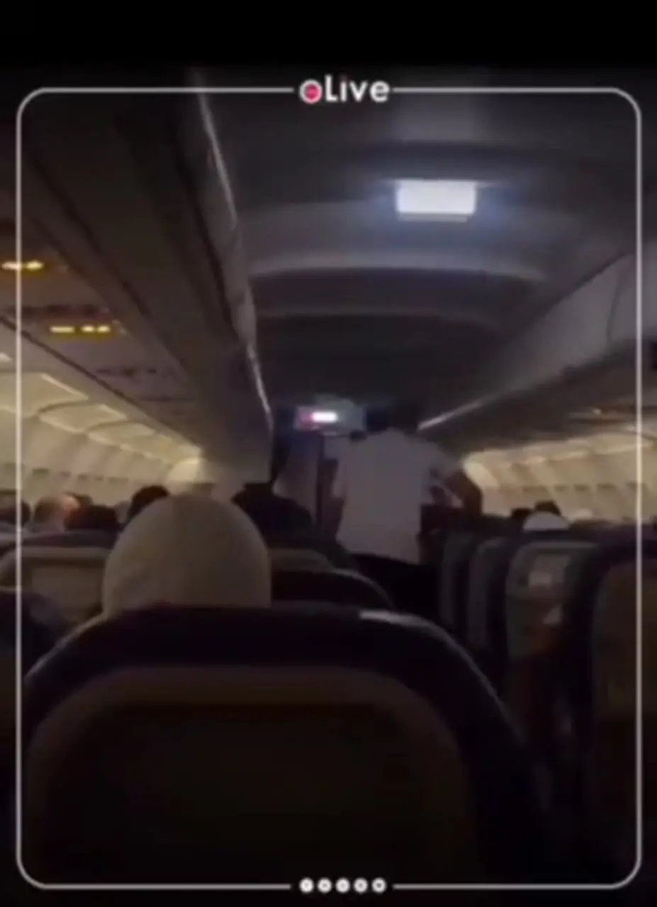 فوت ناگهانی خلبان هواپیما باعث وحشت مسافران شد + فیلم