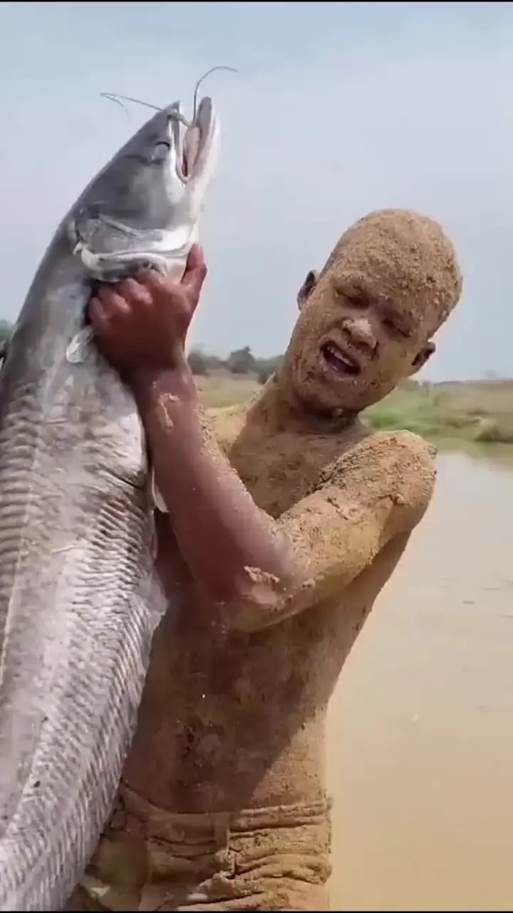 فیلم هیجان انگیز از صید تن به تن ماهی عظیم الجثه