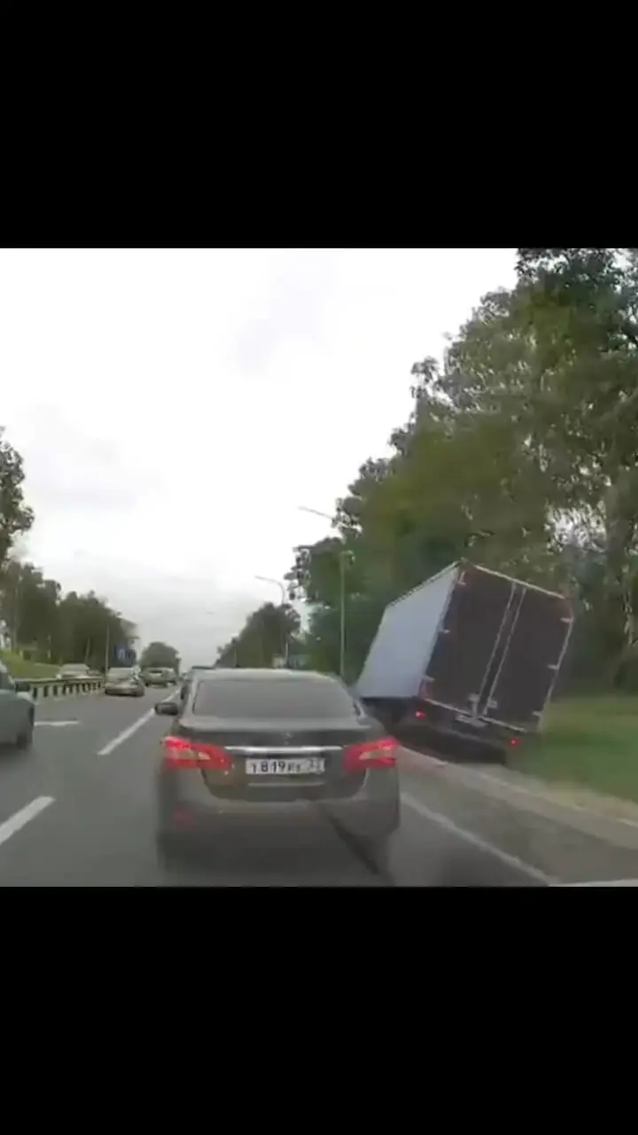 فیلم واژگونی کامیون در جاده