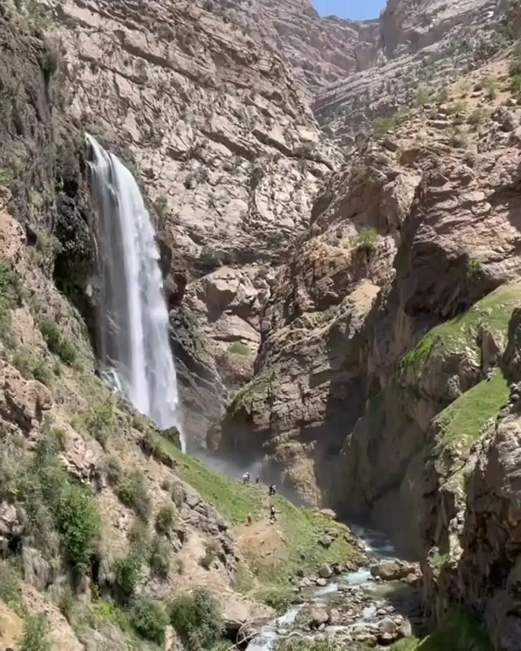 آبشار منطقه تنگ زندان در استان چهار محال و بختیاری