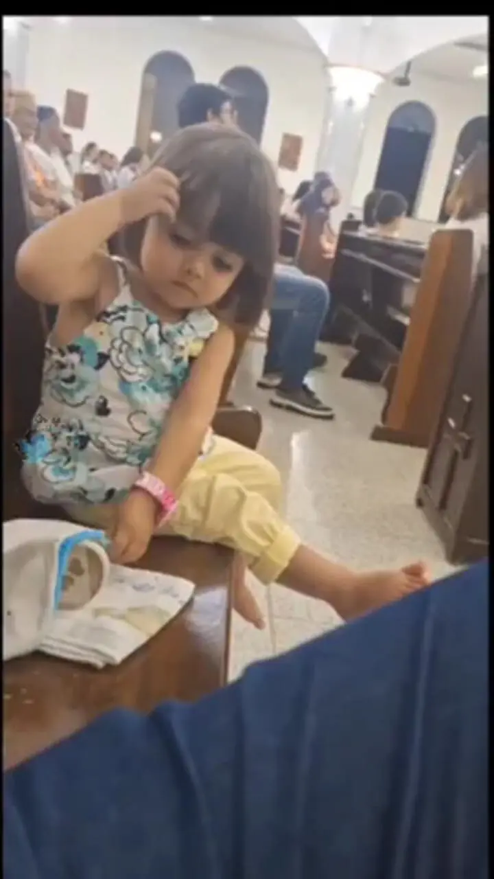 دختربچه نازی که وسط جلسه کفشش را خواباند
