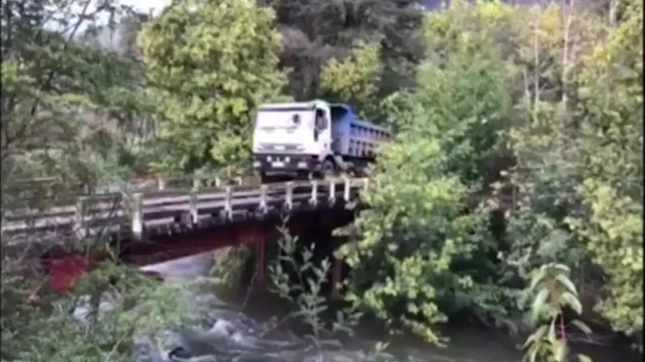 سقوط کامیون از روی پل مخروبه 