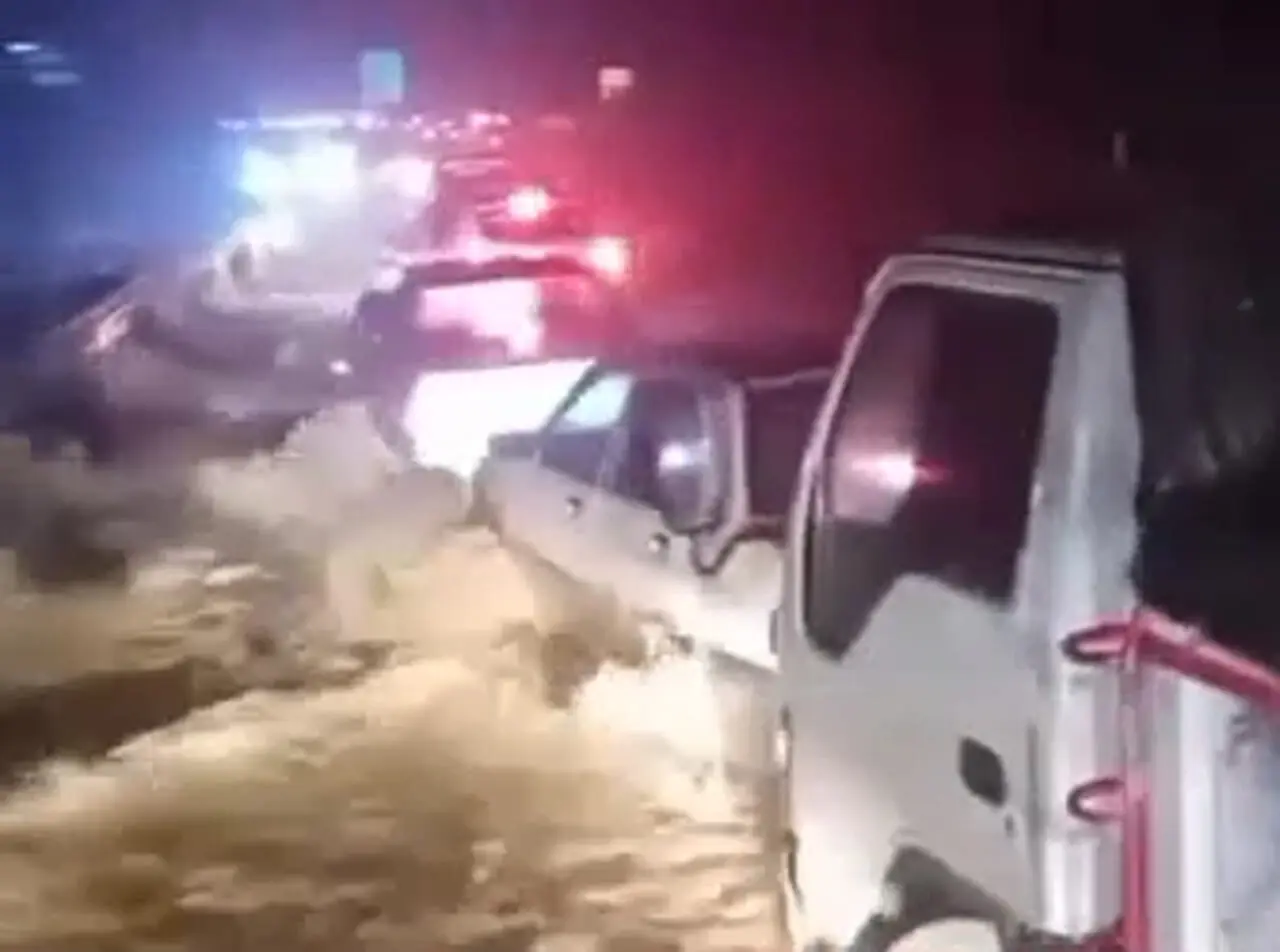 لحظه اولیه و وحشتناک وقوع سیلاب در جاده سواد کوه + فیلم