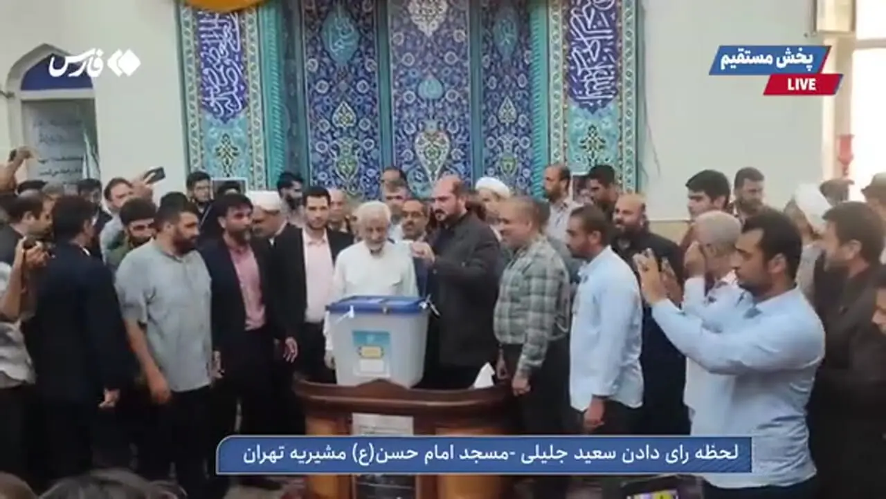 جلیلی در مشیریۀ تهران رای خود را به صندوق انداخت