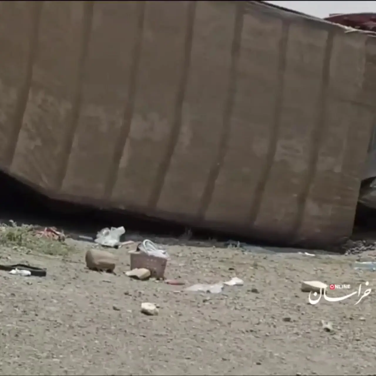 فیلمی از پرس  شدن خودروی پژو پارس زیر تریلی در جاده گرمسار سرخه