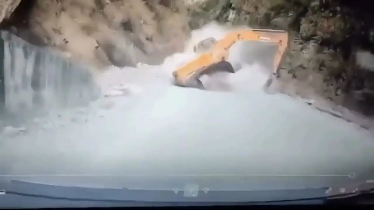 فیلم سقوط بیل مکانیکی در خلاف جهت در جاده کوهستانی