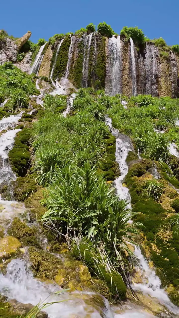 فیلم دیدنی از آبشار نیاکان واقع در روستای نیاکان کوهرنگ