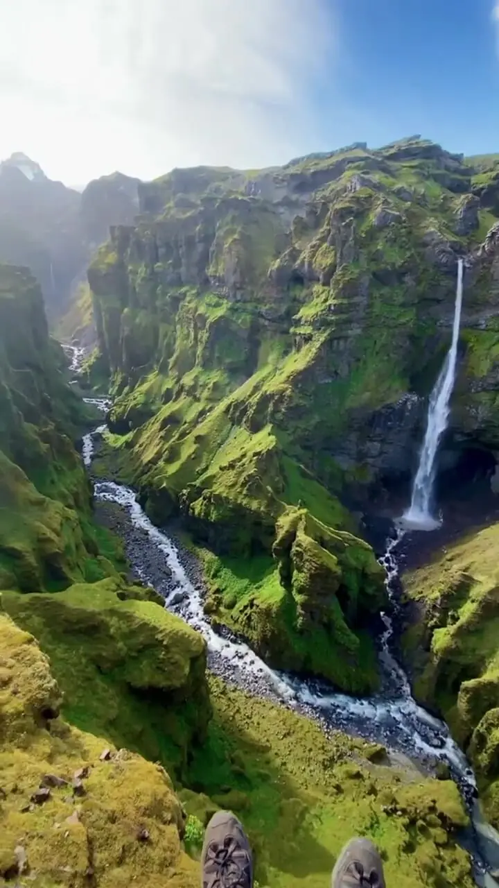 دره Fjadrargljufur که  بازی تاج و تخت نیز در اینجا فیلمبرداری شد یکی از زیباترین مکان های ایسلند است