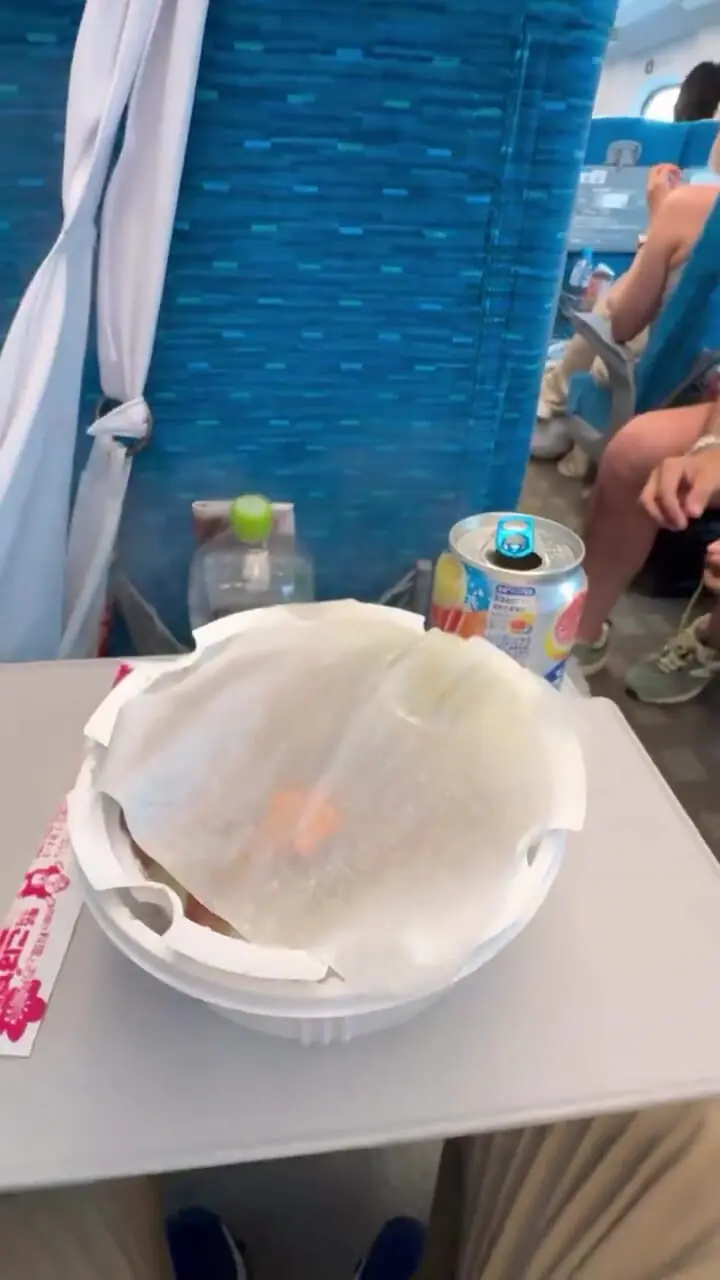 غذای خود گرم شونده برای مسافران در قطارهای ژاپنی