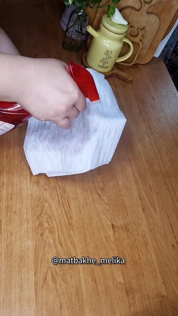 نگهداری طولانی از کاهو در دستمال کاغذی 