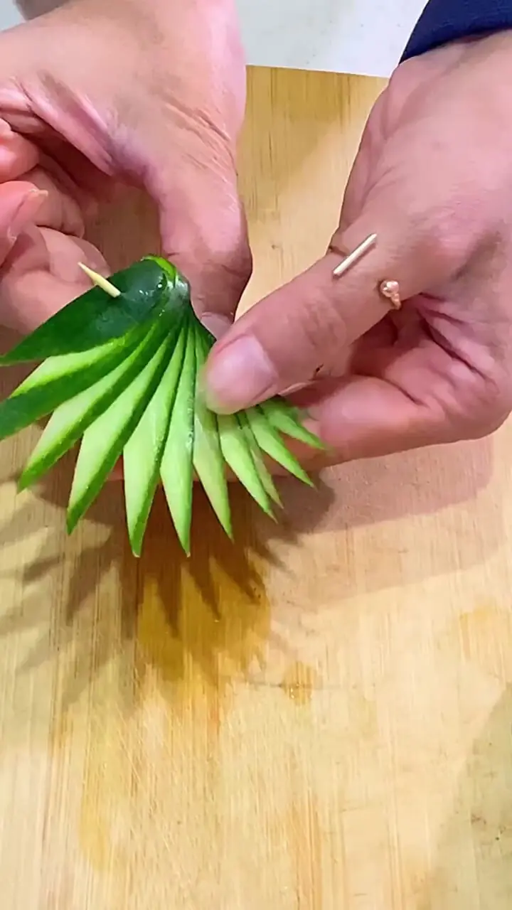 تزیین خیار به شکل طاووس