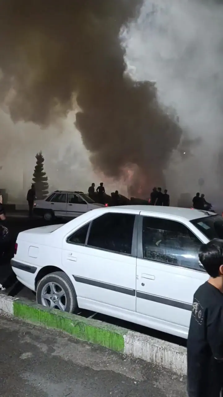 فیلم آتش گرفتن درخت در میدان شاهولی تفت / در یزد رخ داد!