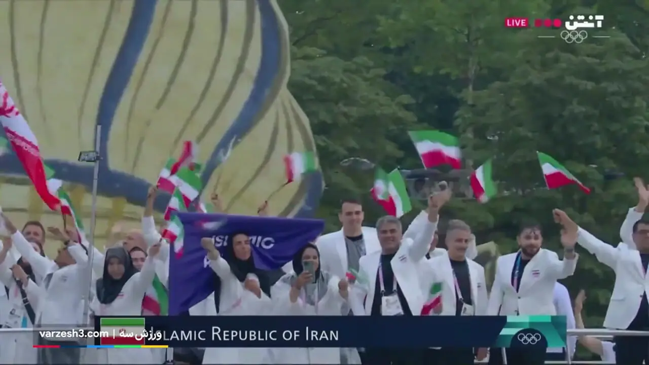 لحظه ورود کاروان ایران در مراسم المپیک 2024 پاریس