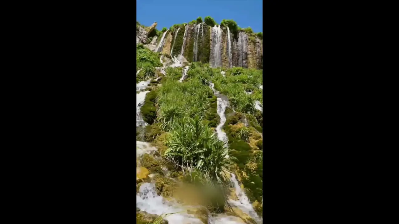 آبشار نیاکان واقع در روستای نیاکان کوهرنگ 