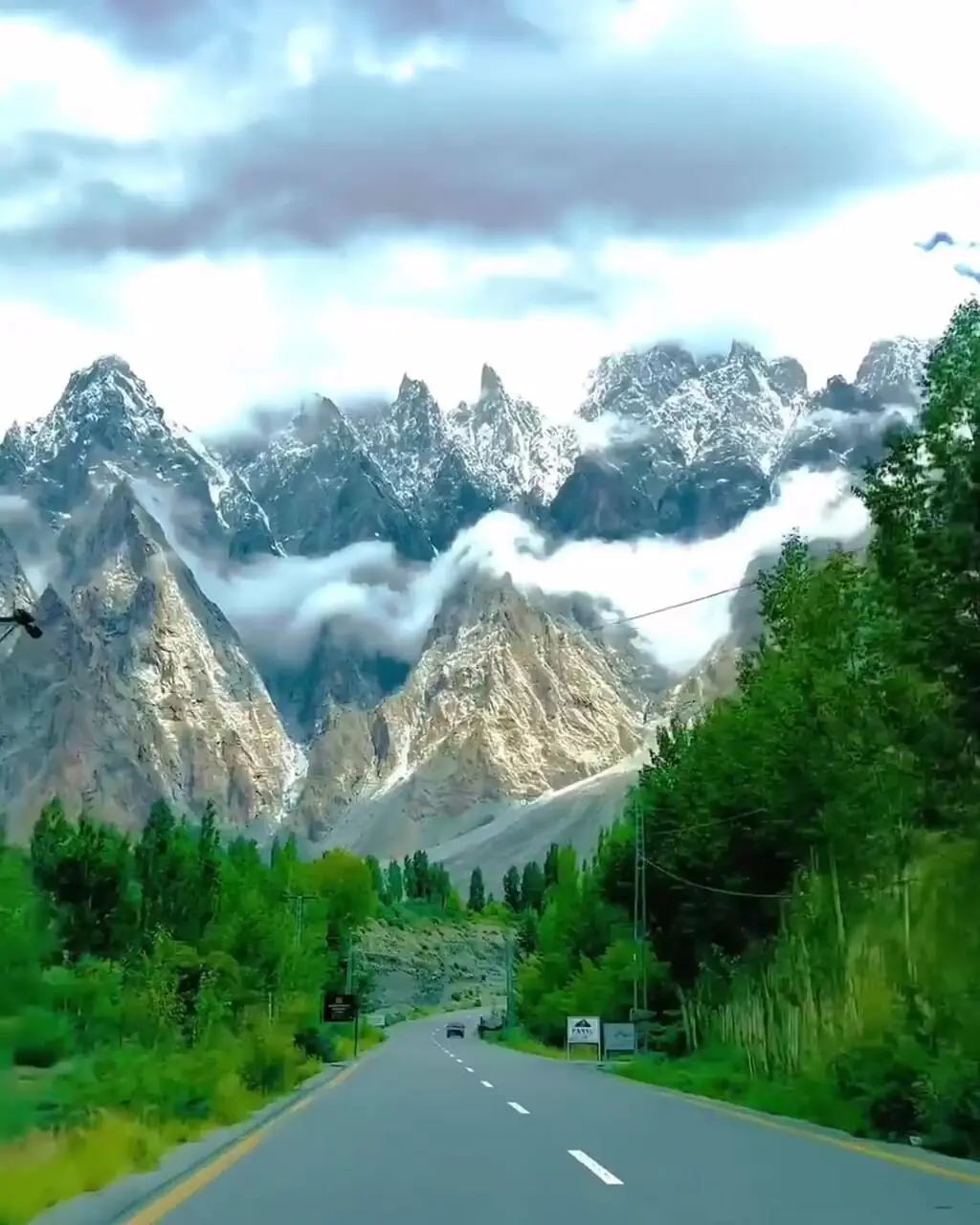 بزرگراه زیبای قراقورام مشرف به پاسو کونز در پاکستان