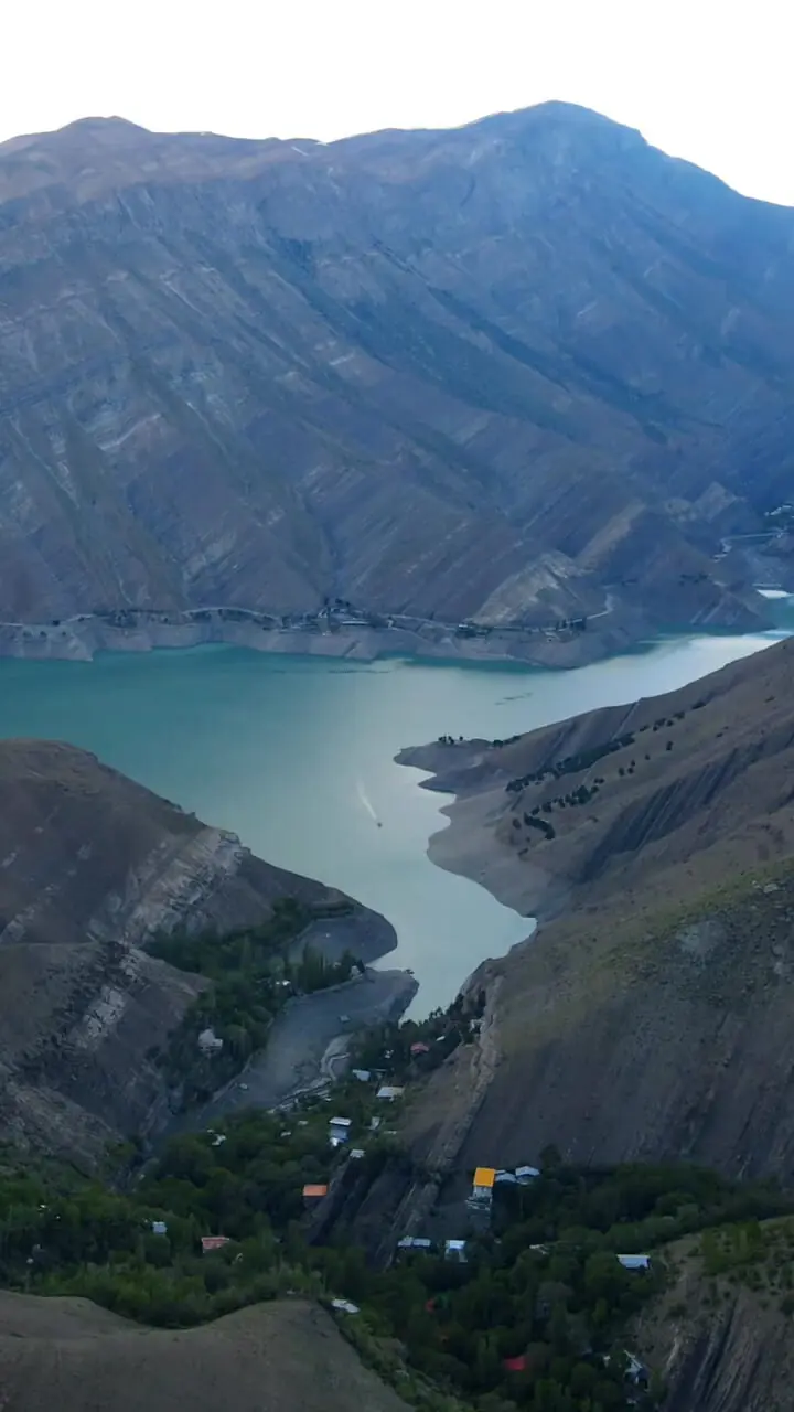 قایق؛ تنها پل ارتباطی روستای دورافتاده با دنیای بیرون