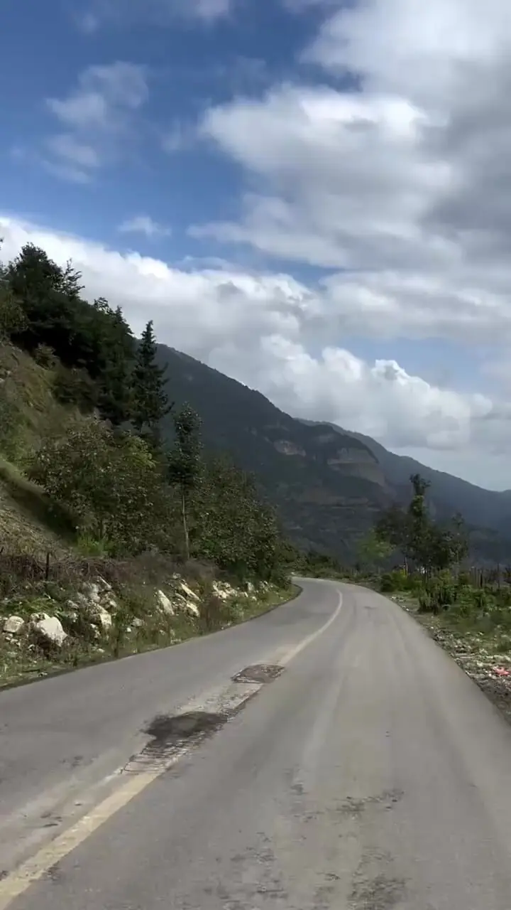 جاده‌ی اشکورات روستای آغوزبن کندسر