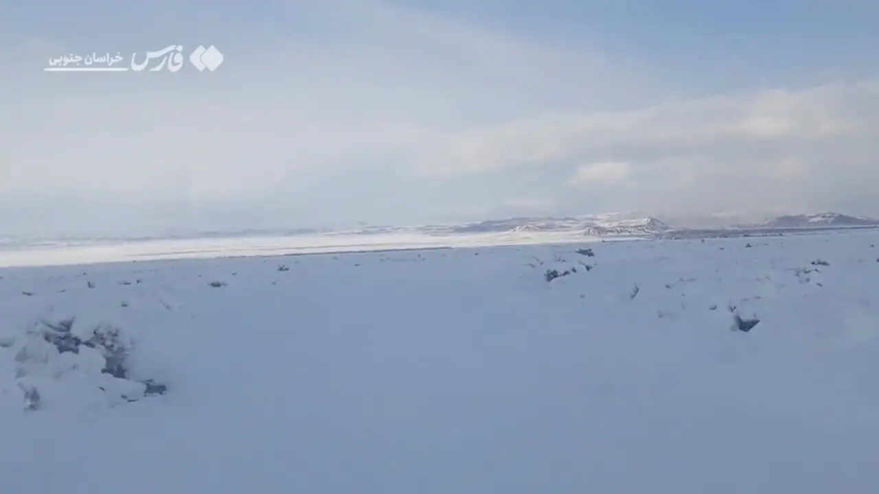 بارش برف یک جادهٔ روستایی در خراسان‌جنوبی را ناپدید کرد