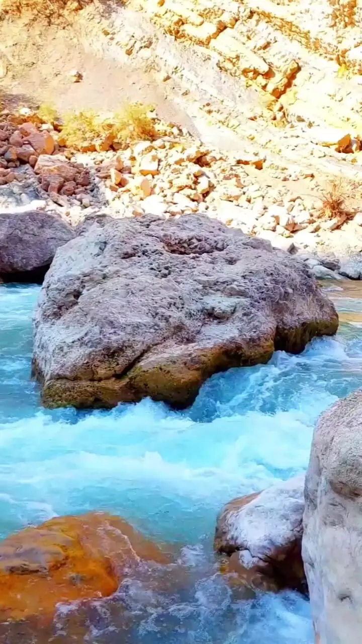 فیلم دیدنی‌ترین لحظات آبشار آب‌ملخ در سمیرم