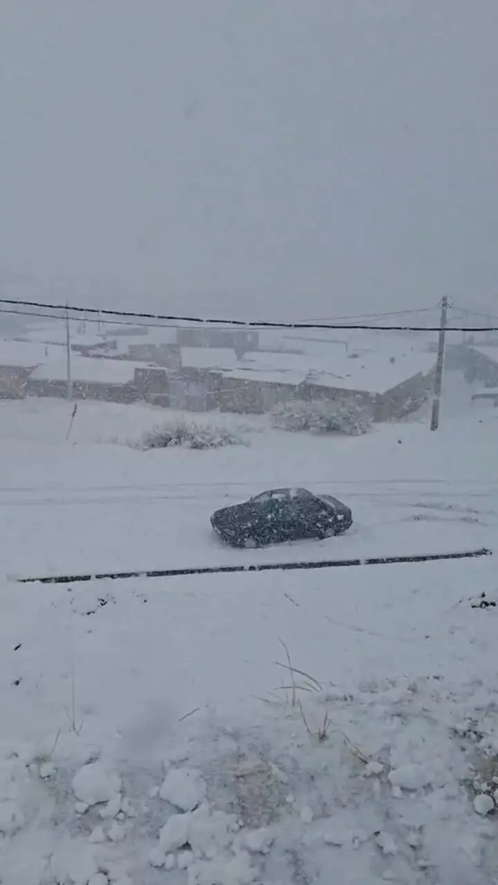 بارش سنگین برف و برفروبی بام خانه ها درشهرستان بوکان