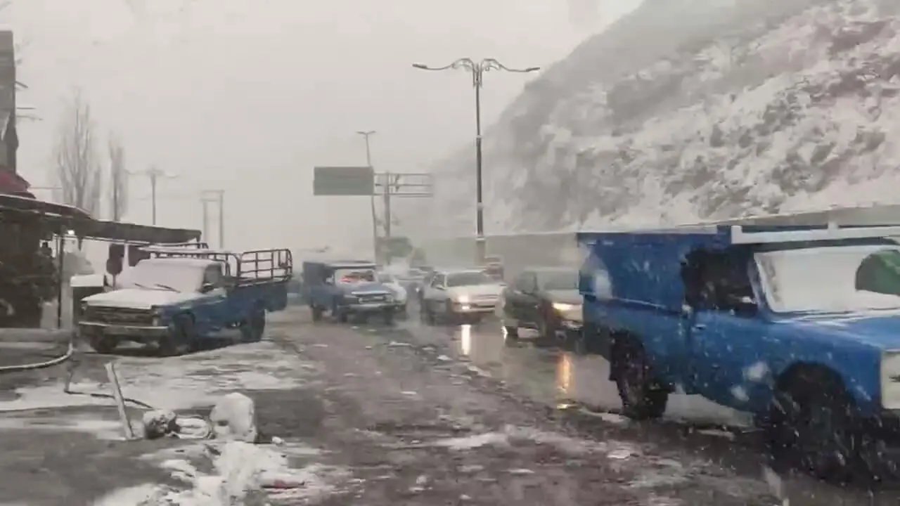 فیلمی از بارش برف سنگین در جاده هراز