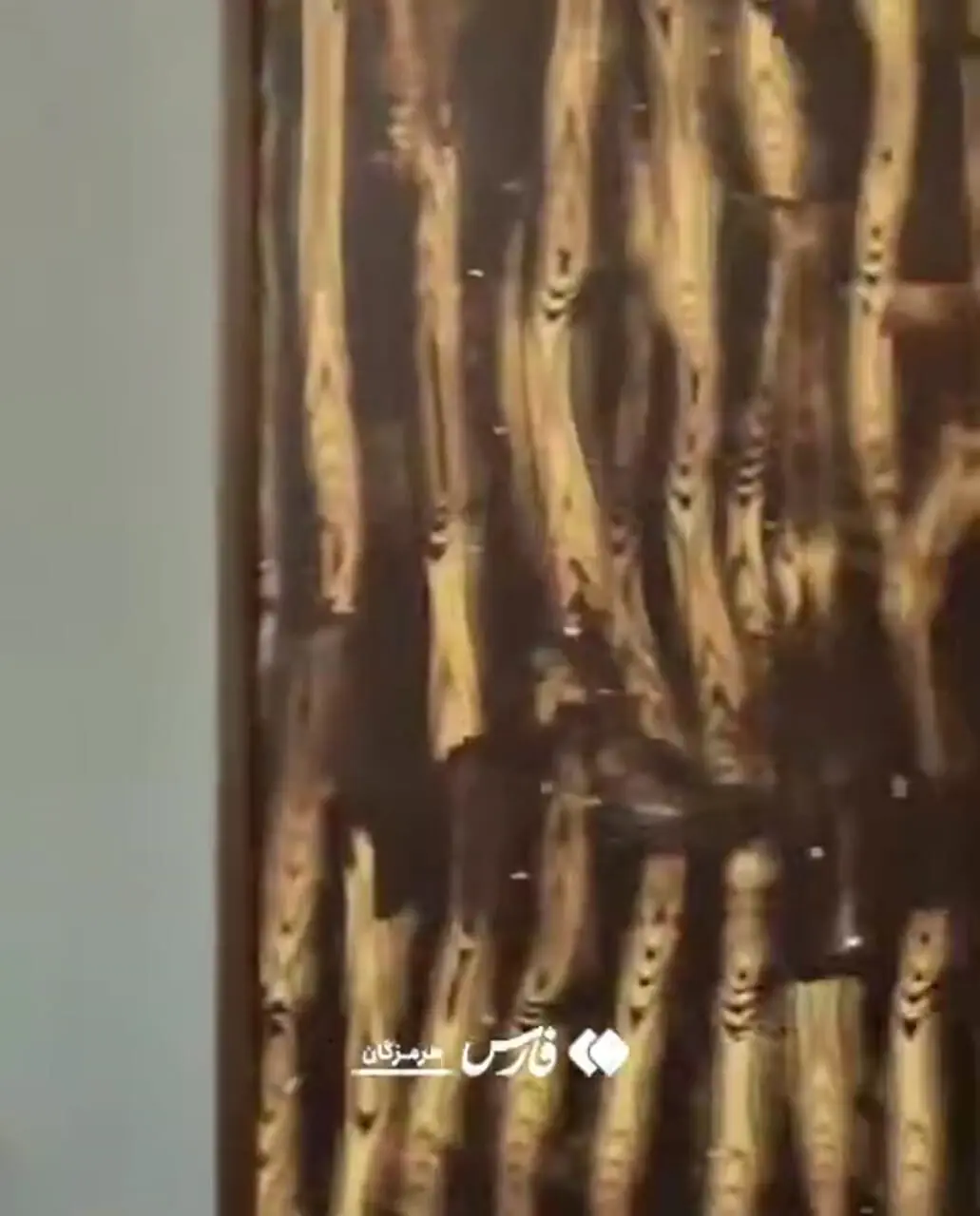 انفجار بندر شهید رجایی تکه‌های شیشه را به دیوار شلیک کرد + فیلم