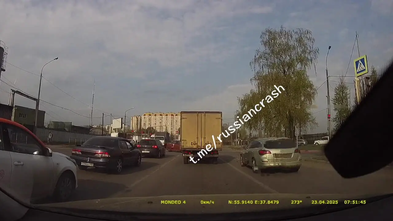 فیلم لحظه برخورد دو خودرو در سه راه شلوغ
