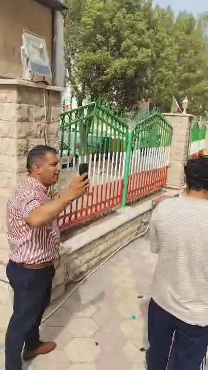  گلباران مدیر فرهنگ و ارشاد بوشهر توسط هنرمندان و اهل فرهنگ برای حمایت از فستیوال کوچه 