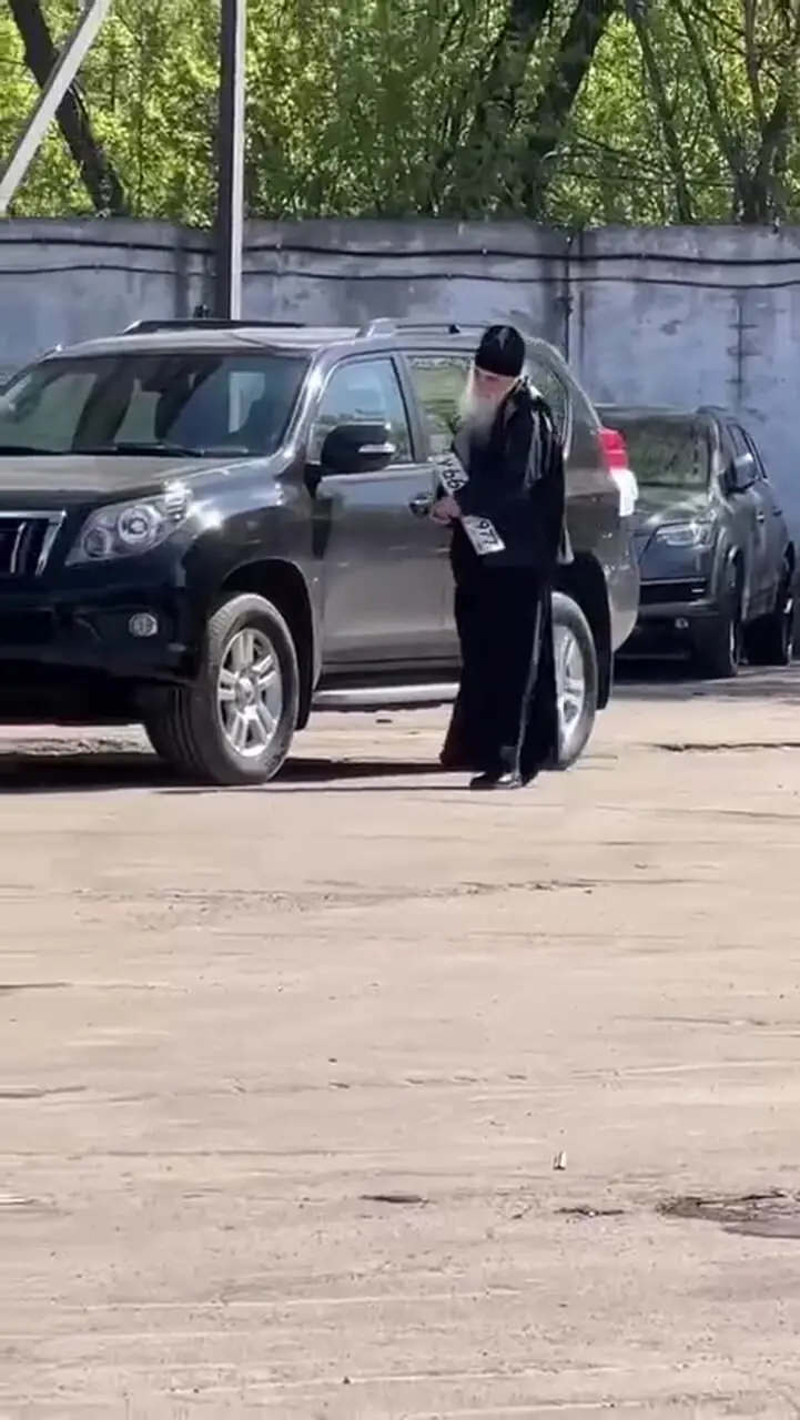 کشیش با پلاک ۶۶۶ سوژه شد