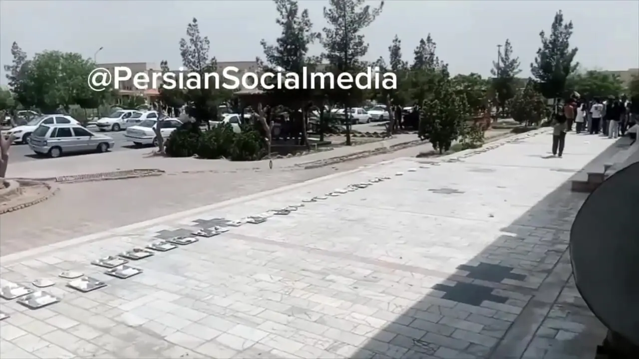 فیلم اعتراض دانشجویان علوم پزشکی زاهدان در پی مسمومیت 100 نفر با غذای سلف / ۲۰ درصد بودجه آموزش عالی صرف غذای دانشجویی می شود!