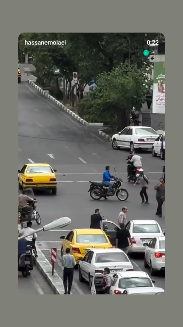 فیلم لحظه دستگیری دزد موتور سوار توسط مردم پشت چراغ قرمز 