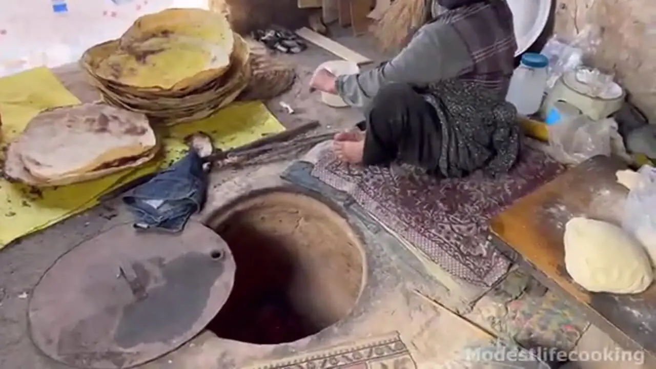 غذای ایرانی اصیل؛ هنر مادربزرگ‌ ها در پخت نان گرده سنتی روستایی