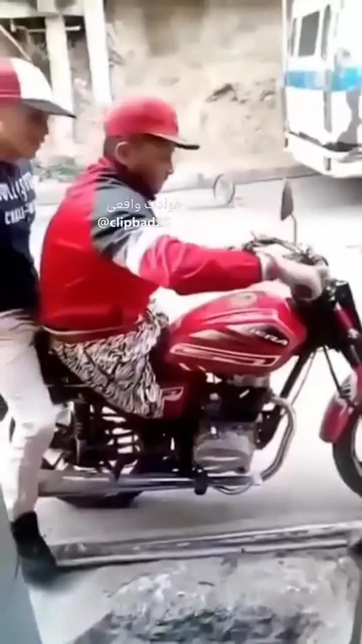 فیلم لحظه زمین‌خوردن مرد بدون پا با موتور