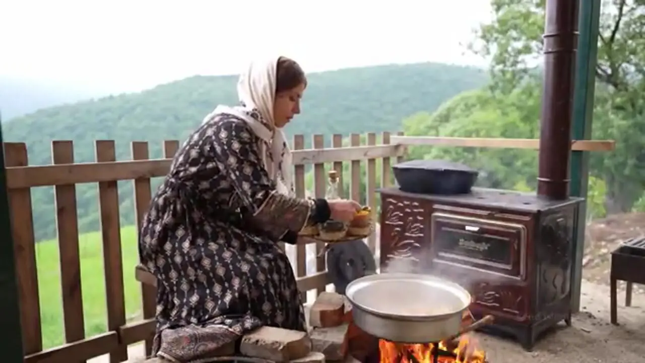 مرغ شکم پر در تنور به سبک روستایی؛ تجربه‌ای لذیذ در قلب گیلان