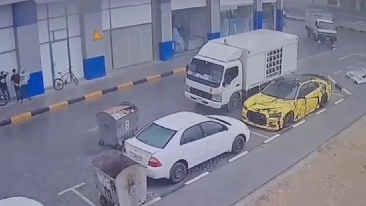 فیلم / ضربه دوگانه باد به خودرو پارک‌شده